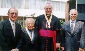 Padre Gustavo Gutiérrez y Arzobispo Müller acompañados de los doctorres Salomón Lerner y Marcial Rubio. Lima, Pontificia Universidad Católica, 2008