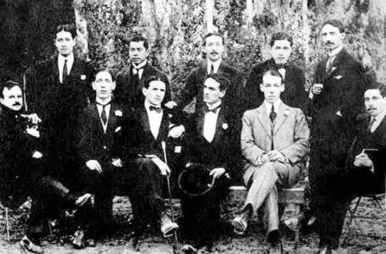 Cesar Vallejo, acompañado de Antenor Orrego, Víctor Raúl Haya de la Torre , Macedonio de la Torre, Alcides Espelucìn, Carlos Valderrama, Spelucín, y otros integrantes del Grupo Norte. Trujillo, 1915